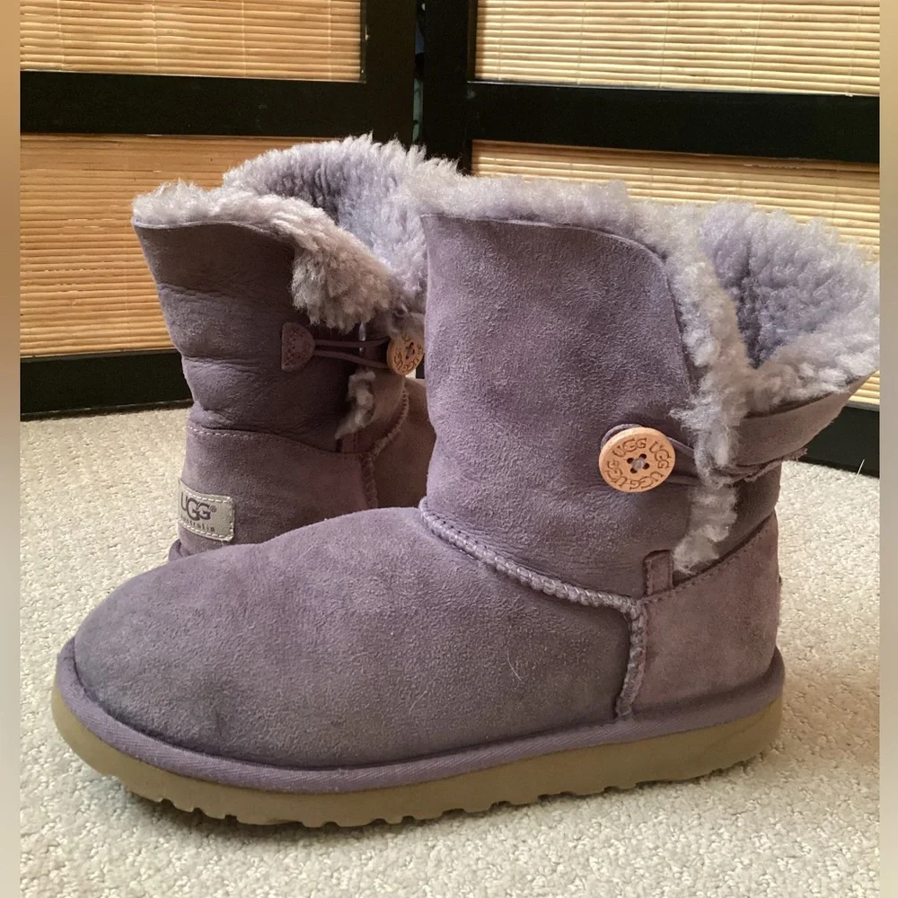 💜 UGG purple boots Sz 5 Bailey Button EUC sheepskin UGGs short boot